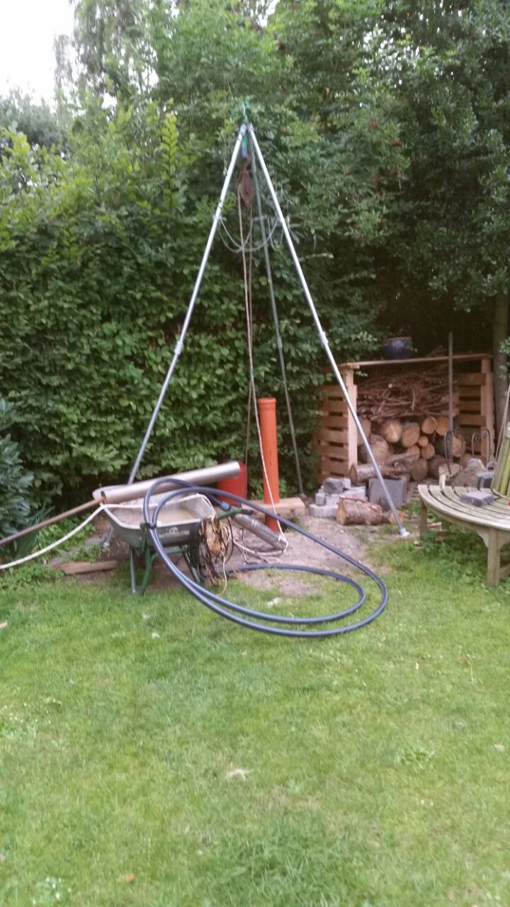 Brunnen selber bohren Dreibein mit Umlenkrolle Tripod Brunnenbau
